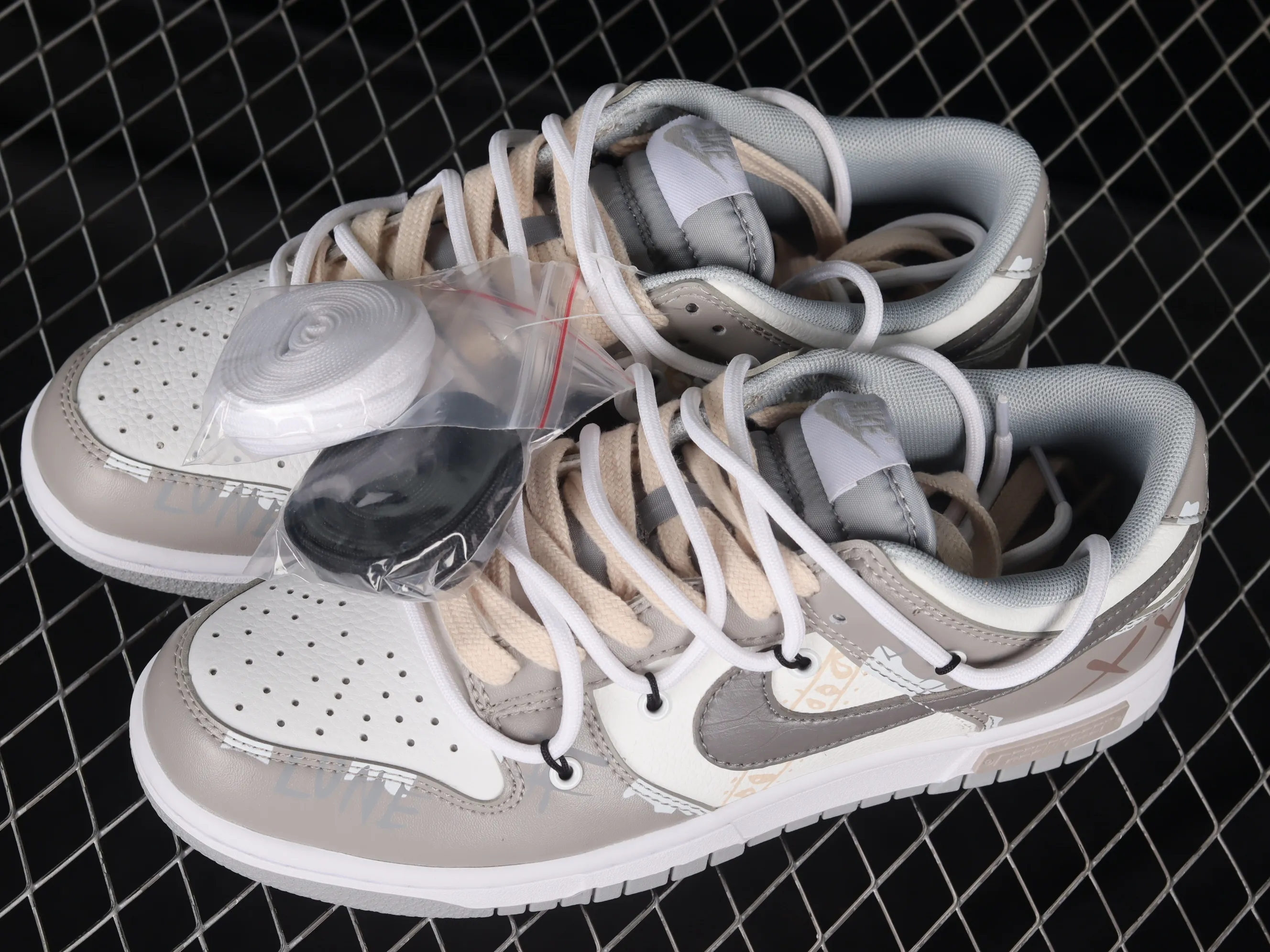 All categories Nk SB Dunk series Nk SB Dunk Low low-top sneakers Nk Dunk Low ESS customized version Panda Prank hip-hop theme low-top casual sneakers DJ6188-003
